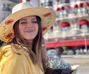 Elizabeth Woolridge Grant, ​ conocida por su nombre artístico Lana Del Rey, es una cantante, compositora, poeta, modelo y productora estadounidense.