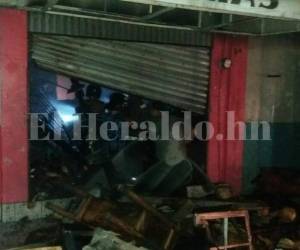 Al menos tres puestos del populoso mercado fueron consumidos por las llamas. Foto Gisela Rodríguez / EL HERALDO
