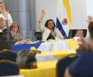 La rectora de la UNAH, Julieta Castellanos, juramentóeste viernes a tres nuevos miembros que integrarán el Consejo Universitario.