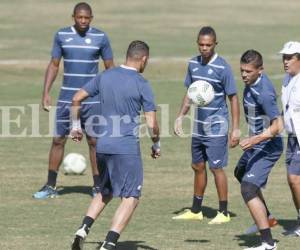 Los seleccionados realizan los trabajos bajo la mirada del DT Jorge Luis Pinto (Foto: Juan Salgado)