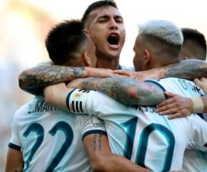 Momento en el que los jugadores de la selección de Argentina celebrando el primer gol. (AP)