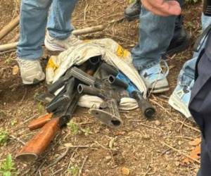 Este miércoles -11 de junio- oficiales de la policía encontraron una caleta con armas de guerra en la colonia Estados Unidos en Tegucigalpa, dejando a una persona detenida. ¿Qué se sabe del caso
