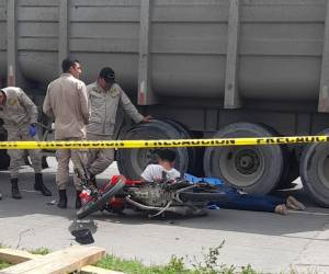 El cadáver de la fémina quedó al lado de las llantas de la volqueta.