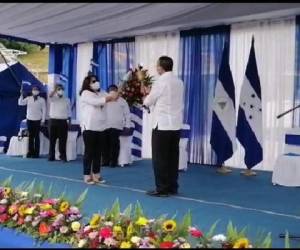 El viceministro de Educación, Javier Menocal, en representación del gobierno de Honduras, entregó a la Ministra de Educación de Nicaragua, Miriam Soledad Raúdez Rodríguez, la llama de la unión centroamericana.
