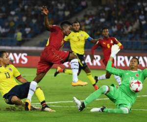 Kevin Mier poortero de Colombia trata de detener un disparo del delantero de Ghana, Sadiq Ibrahim, ante la barrida del defensa cafetero Robert Mejía.