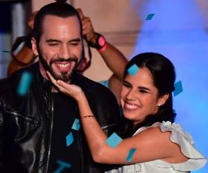 El candidato presidencial de El Salvador, Nayib Bukele, de la Gran Alianza Nacional (GANA), celebra junto a su esposa Gabriela Rodriguez (R) luego de ganar las elecciones presidenciales en San Salvador el 3 de febrero de 2019. Nayib Bukele, el popular ex alcalde de San Salvador, se adjudicó la victoria. El 3 de febrero en las elecciones presidenciales del país centroamericano. / AFP / Luis ACOSTA.