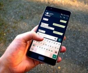 En los últimos días se ha conocido que WhatsApp presentó un error que permite que lean tus mensajes. Foto: Agencia AFP