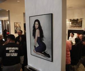 Un retrato de la esposa del boxeador Manny Pacquiao, Jinkee, cuelga en una pared del área del comedor mientras Pacquiao, fondo a la derecha, toma el desayuno con sus amigos y familiares en Los Ángeles, California. La casa de Pacquiao en Los Ángeles fue robada casi al mismo tiempo que se encontraba en el cuadrilátero enfrentando a Adrien Broner en Las Vegas, informó el lunes 21 de enero de 2019 un portavoz del el boxeador filipino. (AP Foto/Jae C. Hong, Archivo)