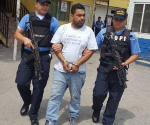 Marvin Edgardo Flores Marquina supesto integrantes de 'Los Aguacates', siendo escoltado por elementos de la Policía Nacional. (Foto: Cortesía Policía Nacional)