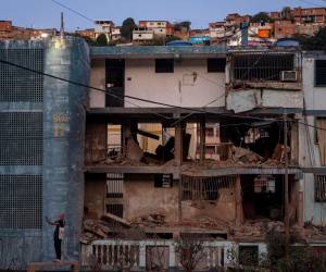 Ya yo sé lo que siente la gente de Gaza. ¿Qué siente la gente de Gaza? Lo que yo viví esa madrugada. Que mi nieta decía: 'Abuela, no sé para dónde corro'; 'Qué pasó, abuela', declaró Georgina Quijada, de 56 años, ingeniero en sistemas y una de las afectadas en el sector de Catia La Mar, en Caracas. Aquí algunos de los relatos: