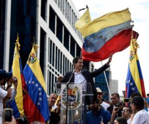 El parlamentario Juan Guaidó se autoproclamó este miércoles como presidente de Venezuela. Foto / AFP