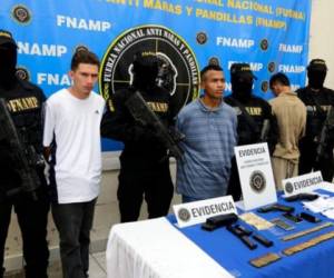 Los agentes de la FNAMP informaron que a los supuestos pandilleros se les encontró en poder de armas, municiones, dinero y droga.