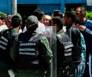 La fiscal Luisa Ortega es rodeada por militares en Venezuela tras ser destituida de su cargo. (AFP)