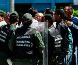 La fiscal Luisa Ortega es rodeada por militares en Venezuela tras ser destituida de su cargo. (AFP)