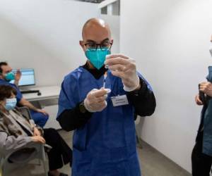 Según expertos, la vacuna es eficaz ante las nuevas cepas de covid-19. Foto: AFP