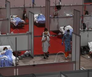 TOPSHOT - General view taken on April 03, 2020 of the temporary hospital for COVID-19 patients located at the Ifema convention and exhibition centre in Madrid. - More than 900 people died in Spain over the past 24 hours for the second day running, government figures showed on Friday, although the rate of new infections and deaths continued to slow. (Photo by PIERRE-PHILIPPE MARCOU / AFP)