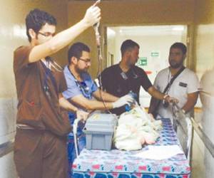 El niño Bayron Ismael Molina cuando era atendido por médicos del Hospital Materno Infantil.