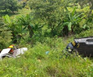 El carro donde se trasladaban las víctimas cayó a un barranco.