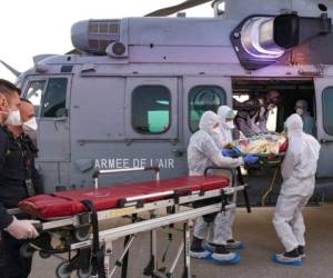 En esta imagen proporcionada por el Ejército de Francia el jueves 2 de abril de 2020, personal médico evacúa a un paciente infectado del nuevo coronavirus. Foto: AP.