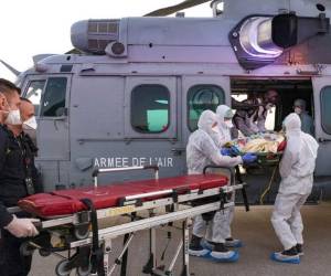 En esta imagen proporcionada por el Ejército de Francia el jueves 2 de abril de 2020, personal médico evacúa a un paciente infectado del nuevo coronavirus. Foto: AP.