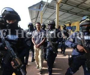 Arnulfo Fagot Máximo, alías 'El Tío' es llevado por los agentes 'Tigres' hacia la Corte Suprema de Justicia. Foto: Estalin Irías/EL HERALDO.