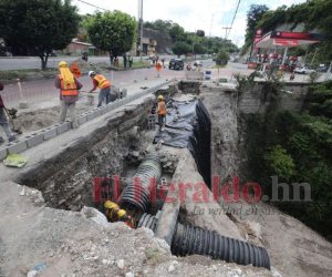 Al menos quince obreros ejecutan las reparaciones del muro en el tramo obstaculizado del bulevar Fuerzas Armadas. Foto: David Romero | EL HERALDO.