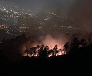 Ante el riesgo que corren las viviendas y la presencia de humo en El Hatillo, se evacuaron 20 viviendas.