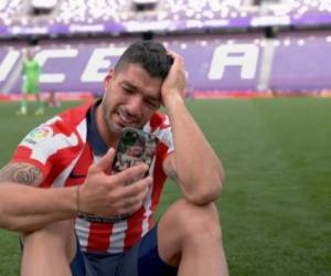 Luis Suárez lloró mientras hablaba con su familia tras ganar la liga española. Foto: Captura de pantalla.