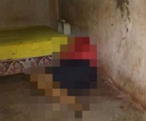 El cuerpo de la mujer quedó tirado en un rincón junto a su cama.