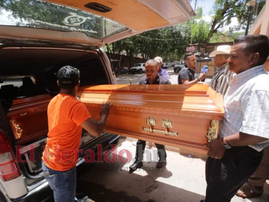 Los familiares retiraron los cadáveres de los primos esta tarde de la morgue capitalina. Foto: Estalin Irías/EL HERALDO.