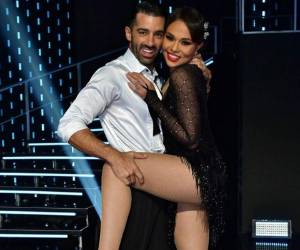 Durante la gala, los jueces cuestionaron a la hondureña sobre como era eso que nunca había bailado, 'pues aquí casi terminas en un beso… Así Toni se enamoró de Adamari López', le comentaron. Foto: Univisión.