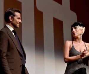 Bradley Cooper comparte el protagónico junto ante la cantante Lady Gaga en Nace una Estrella. Foto: Kevin Mazur...