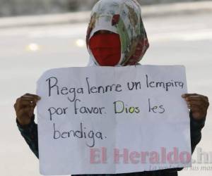 Ella ahora se cubre todo el rostro para salir a pedir.