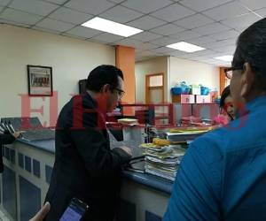 Momento en el que presentan el recurso ante la Secretaría de la Corte Suprema de Justicia. Foto: EL HERALDO