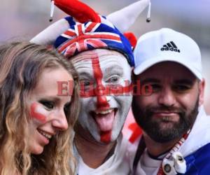 Tres fanáticos de la selección de Inglaterra, entre ellos un bufón, apoyan al equipo. (Foto: AFP)