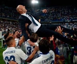 Zinedine Zidane es elevado por los jugadores del Real Madrid. Foto AFP