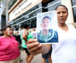 Los parientes del extinto Willian Moreno (17) protestaron por la tardanza en la entrega del cuerpo al que le practicarán ADN. Foto Alex Pérez / EL HERALDO