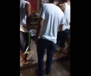 Una masacre dejó al menos cinco personas muertas la noche de este sábado en Omoa, Cortés, en un negocio de bebidas alcohólicas. Foto: Captura de video.