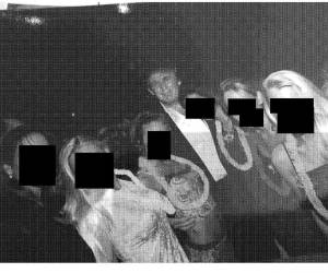 Además del mandatario, en el archivo también aparece el expresidente Bill Clinton o el magnate Bill Gates junto al exprincipe Andrés.