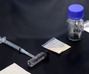 Un ciudadano chino y un hombre de Las Vegas fueron acusados formalmente por las autoridades federales de Estados Unidos de participar en una red dedicada a importar protonitazeno, un potente opioide sintético, para producir y distribuir píldoras falsificadas en el país.