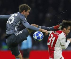Por esta patada contra Tagliafico, Müller fue expulsado en el empate 3 - 3 entre Ajax y Bayern Munich. Foto: AFP