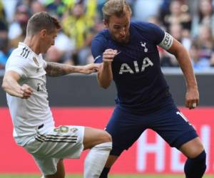 Toni Kroos marcando al inglés Harry Kane en el duelo Real Madrid vs Tottenham. (AFP)