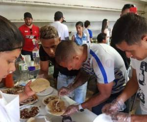 Alex López, Roger Rojas y Luis Garrido preparan baleadas para compartir con los hondureños en San José. Foto: Fanny Tayver Marín / La Nación / El Heraldo.