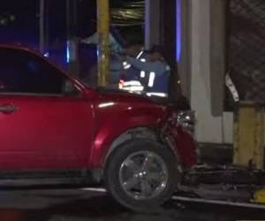 El carro aprisionó el cuerpo de José Castillo junto a la motocicleta y varias bases de concreto.