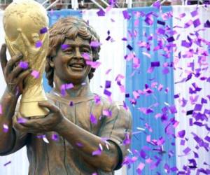 En el Distrito de Bloca en Buenos Aires, Argentina, se creó una estatua del ex astro del fútbol Diego Armando Maradona que para muchos fue motivo de gracia. Hay quienes aseguran que no se parece en nada al ahora técnico de Dorados. (Foto: Mundo Deportivo)