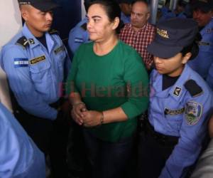 Sin pronunciar ni una sola palabra la imputada arribó a los Juzgados Anticorrupción con chachas en sus manos y pies. (Foto: El Heraldo Honduras)