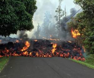 Más de dos docenas de casas han sido destruidas y otras docenas están amenazadas por la lava incandescente que se filtra del volcán Kilauea, el más activo en Hawái.