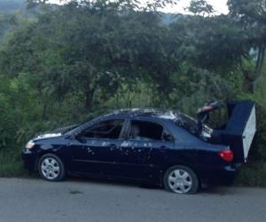 Las víctimas se conducían en un vehículo tipo turismo color azul, cuando fueron interceptados por personas que los atacaron a disparos. (Foto: Redes)