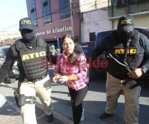 Ilsa Damaris llegó resguardada con agentes de la ATIC. Foto: Johnny Magallanes/EL HERALDO