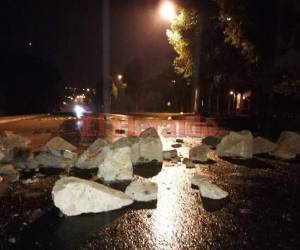 En el anillo periférico a la altura de la Residencial Honduras enormes piedras estaban colocadas en medio de la calle. Fotos Mario Urrutia| EL HERALDO